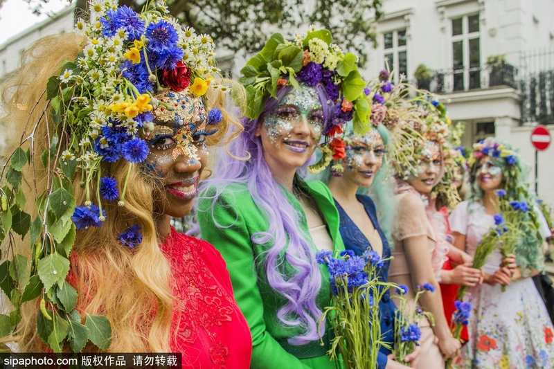 英街頭上演鮮花時(shí)尚展 模特似花仙子