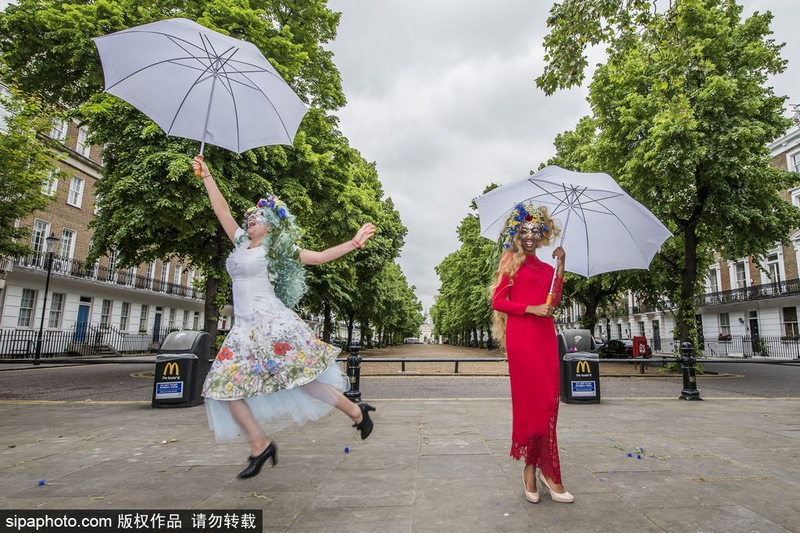 英街頭上演鮮花時(shí)尚展 模特似花仙子