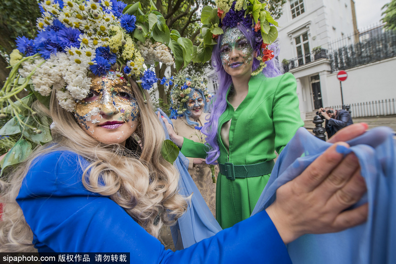 英街頭上演鮮花時(shí)尚展 模特似花仙子