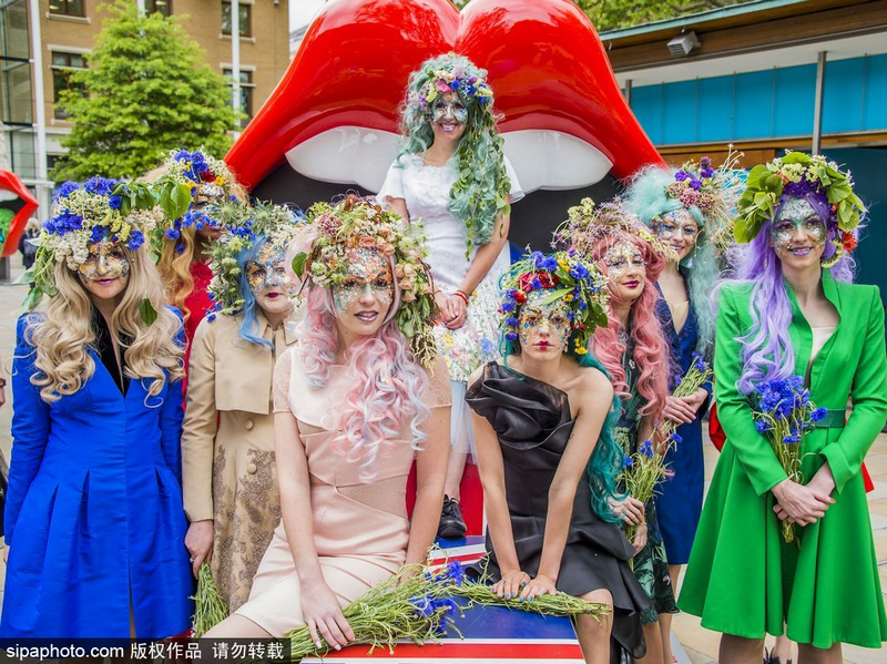 英街頭上演鮮花時(shí)尚展 模特似花仙子