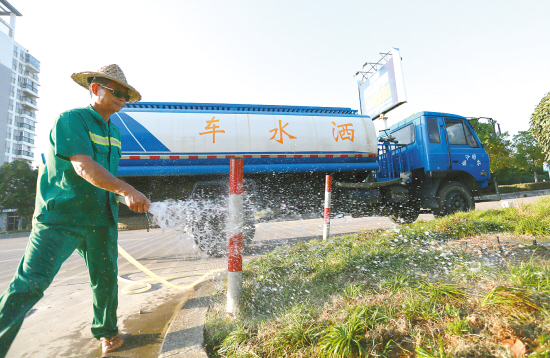 臺州：花草扛不住高溫肆虐 園林師傅加班加點(diǎn)澆水